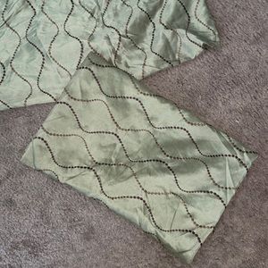2 decorative pillow cases brown design with olive green and 2 pillows